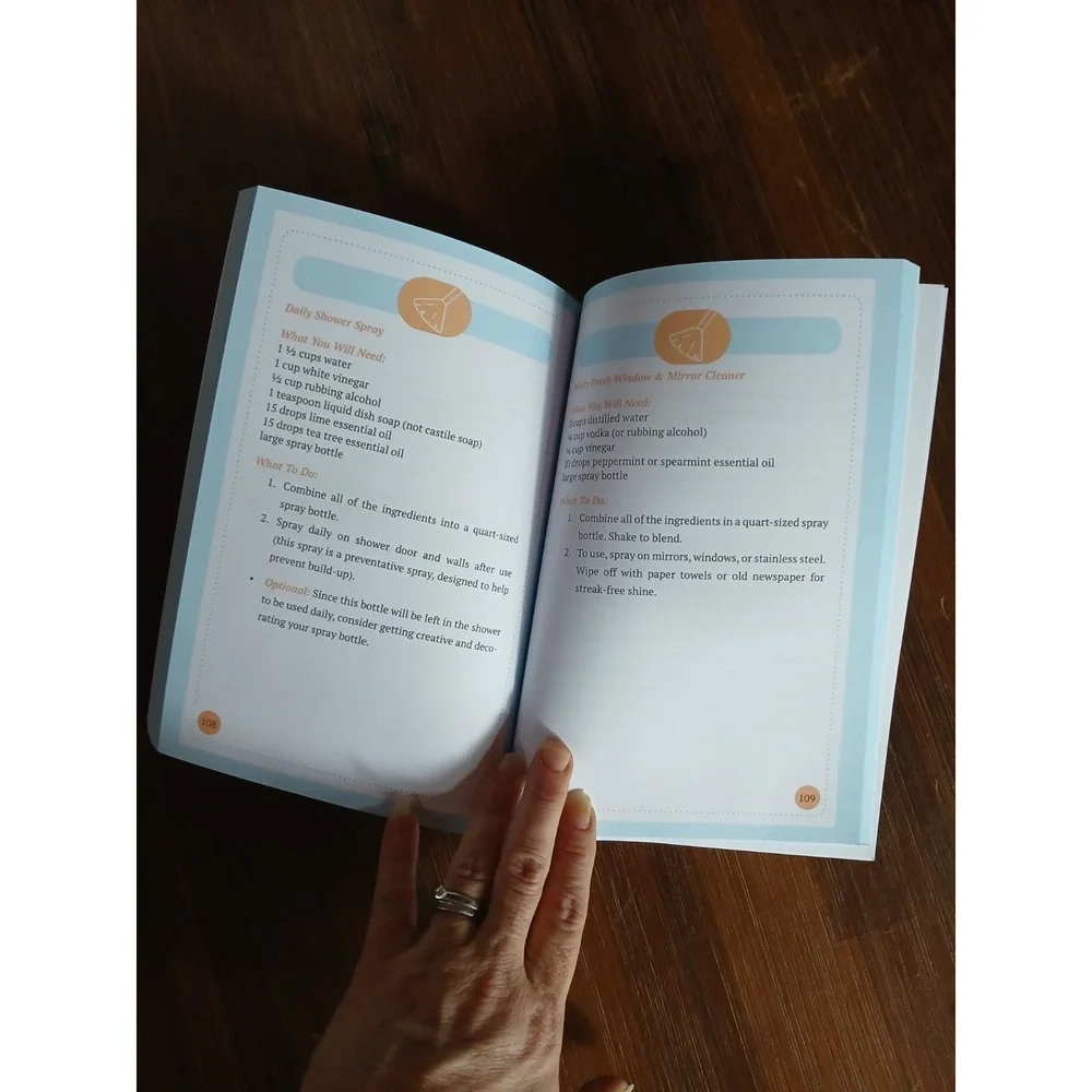 Rebecca Park Totilo Cleaning‎ With Essential Oil (Paperback)